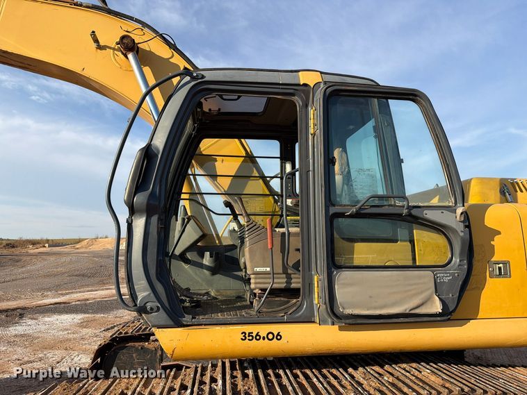 image for item EW7633 John Deere 200C LC excavator