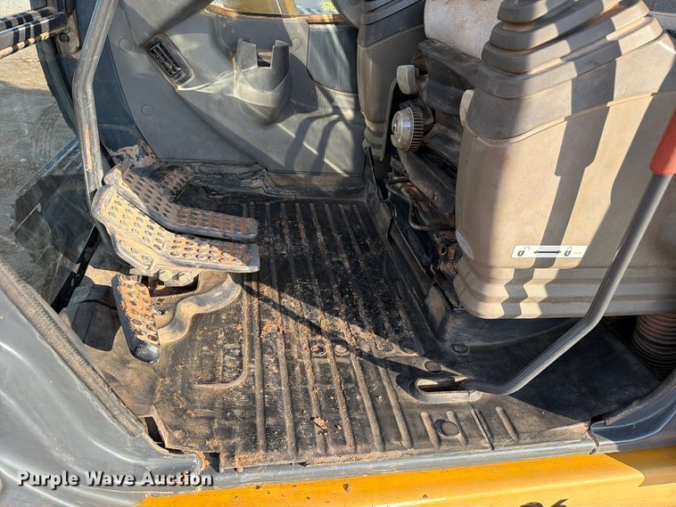 image for item EW7633 John Deere 200C LC excavator