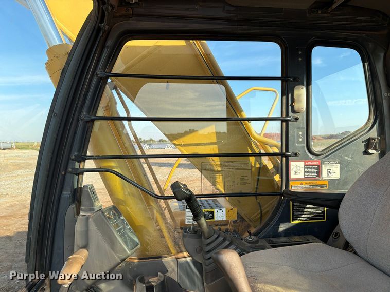 image for item EW7633 John Deere 200C LC excavator