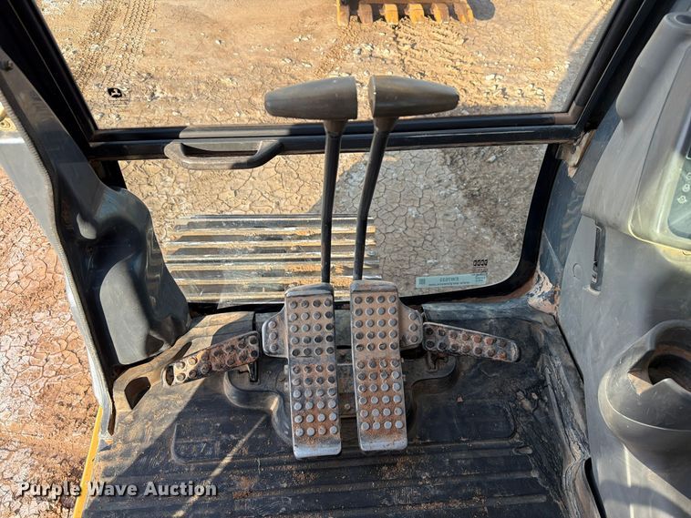 image for item EW7633 John Deere 200C LC excavator