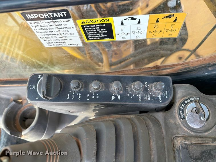 image for item EW7633 John Deere 200C LC excavator