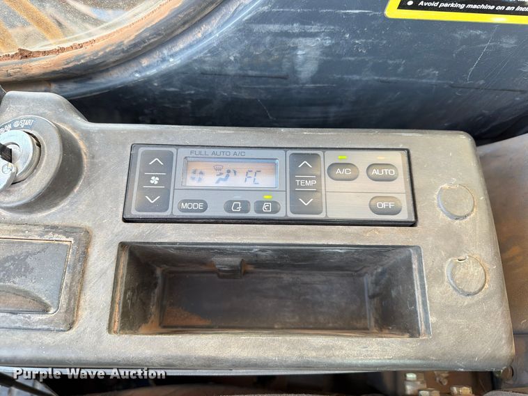 image for item EW7633 John Deere 200C LC excavator
