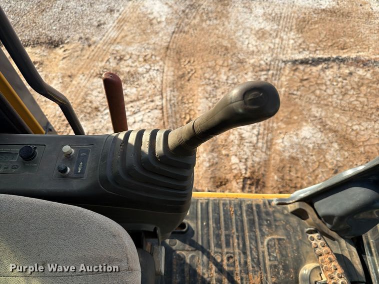 image for item EW7633 John Deere 200C LC excavator