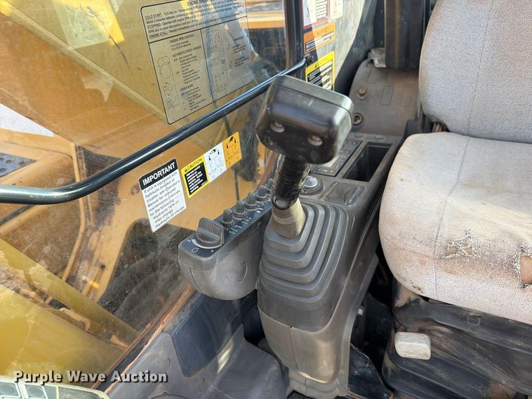 image for item EW7633 John Deere 200C LC excavator
