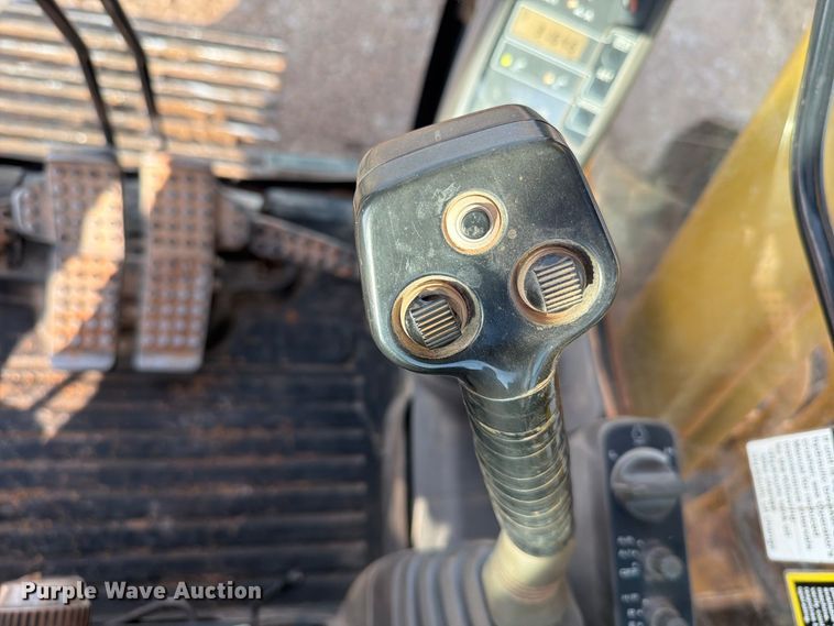 image for item EW7633 John Deere 200C LC excavator