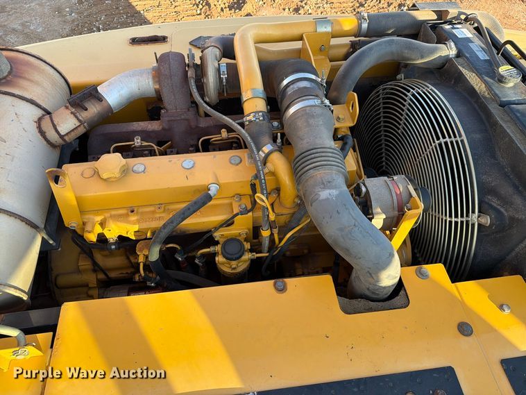 image for item EW7633 John Deere 200C LC excavator