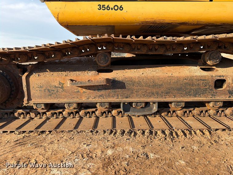 image for item EW7633 John Deere 200C LC excavator