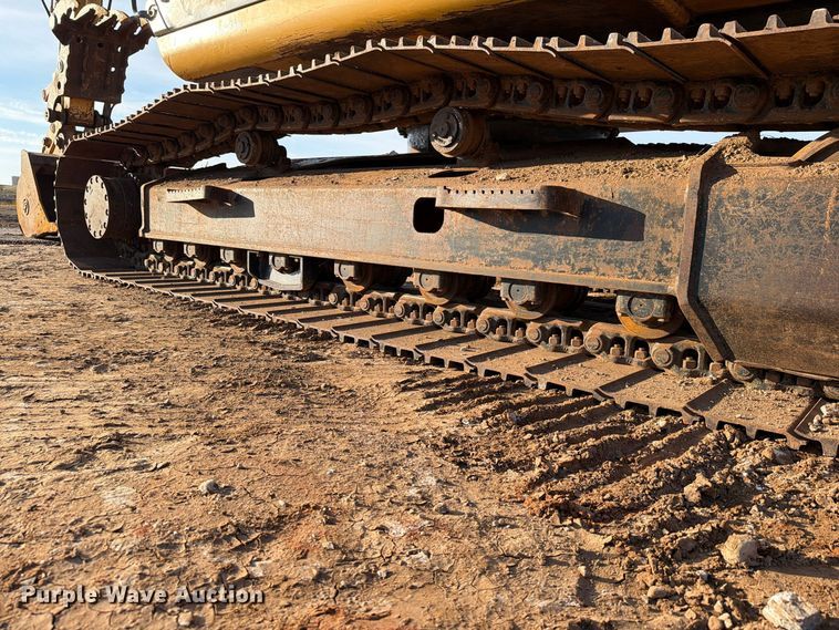 image for item EW7633 John Deere 200C LC excavator