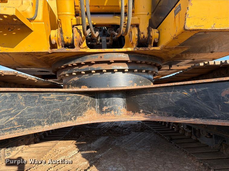 image for item EW7633 John Deere 200C LC excavator
