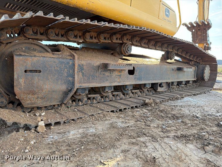 image for item EW7633 John Deere 200C LC excavator