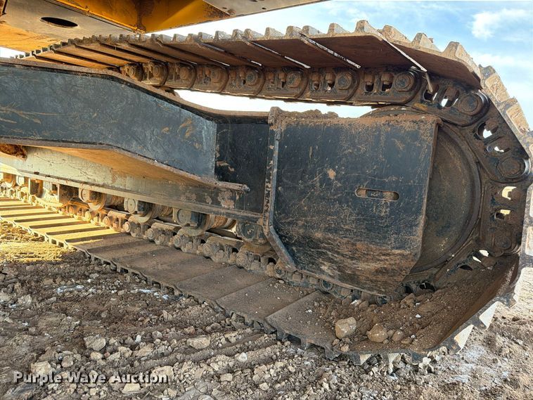 image for item EW7633 John Deere 200C LC excavator