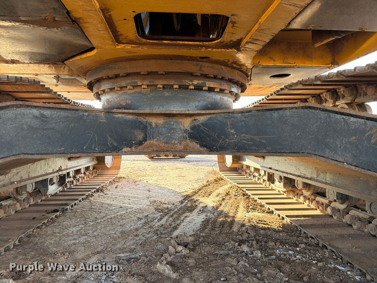 image for item EW7633 John Deere 200C LC excavator