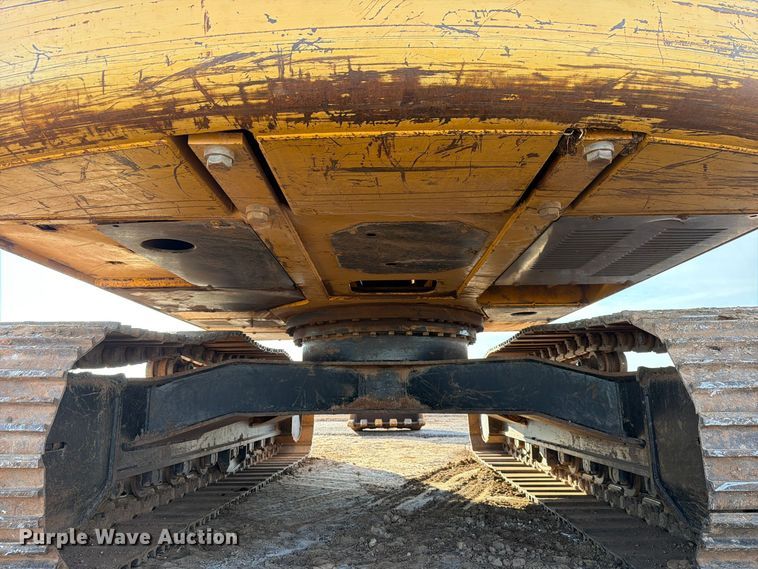 image for item EW7633 John Deere 200C LC excavator