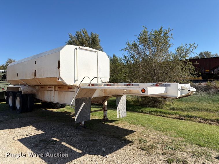 image for item FC0076 1990 Halliburton tank trailer