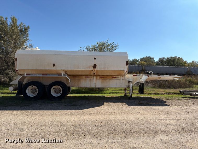 image for item FC0076 1990 Halliburton tank trailer