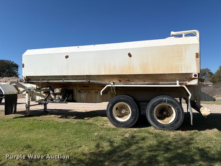 image for item FC0076 1990 Halliburton tank trailer