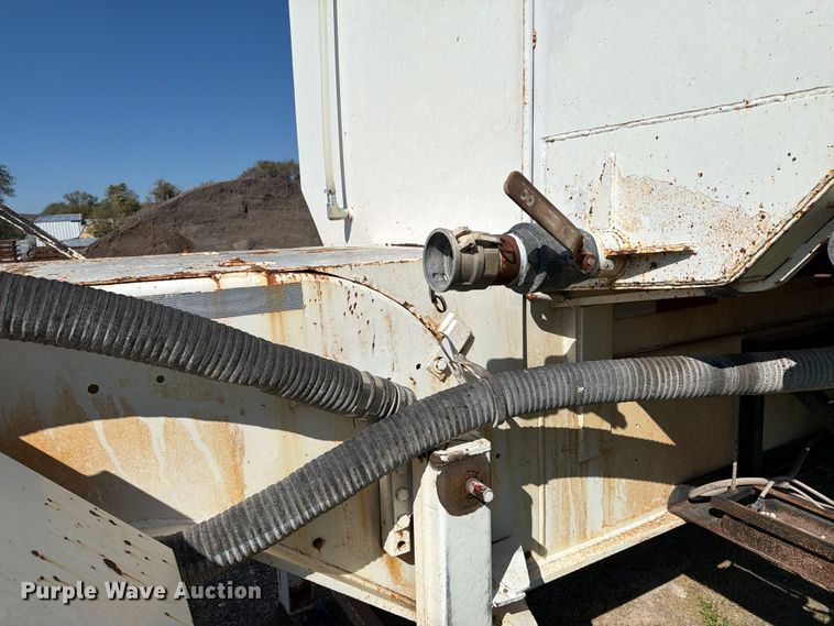 image for item FC0076 1990 Halliburton tank trailer