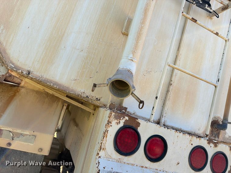 image for item FC0076 1990 Halliburton tank trailer