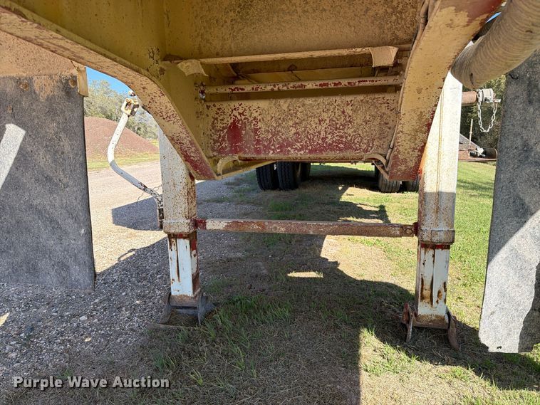 image for item FC0076 1990 Halliburton tank trailer
