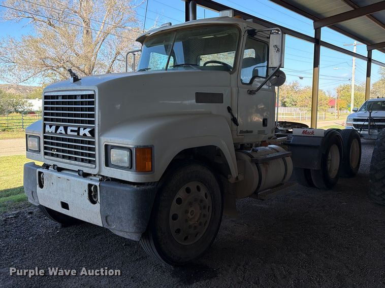 image for item FC0078 2005 Mack CHN613 semi truck