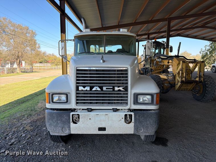 image for item FC0078 2005 Mack CHN613 semi truck