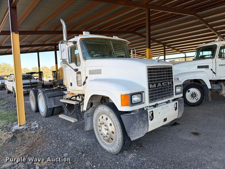 image for item FC0078 2005 Mack CHN613 semi truck