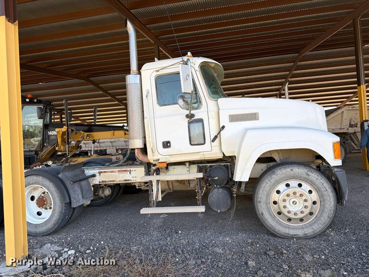 image for item FC0078 2005 Mack CHN613 semi truck