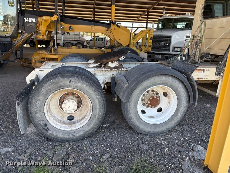 image for item FC0078 2005 Mack CHN613 semi truck