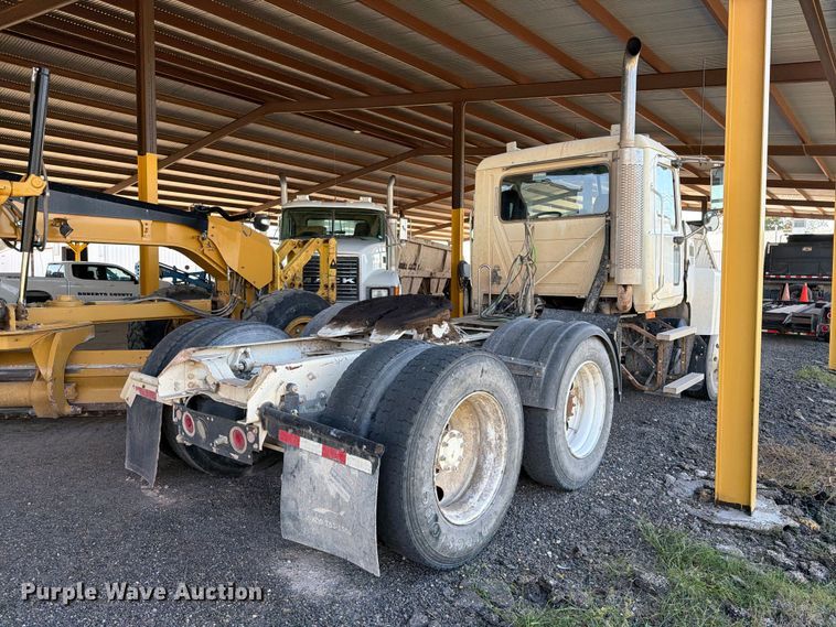 image for item FC0078 2005 Mack CHN613 semi truck