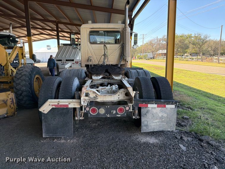image for item FC0078 2005 Mack CHN613 semi truck