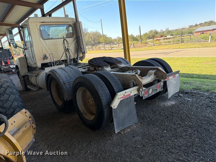image for item FC0078 2005 Mack CHN613 semi truck
