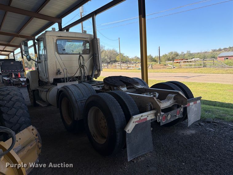 image for item FC0078 2005 Mack CHN613 semi truck