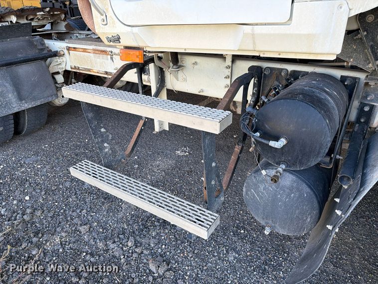 image for item FC0078 2005 Mack CHN613 semi truck