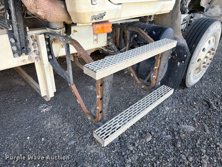 image for item FC0078 2005 Mack CHN613 semi truck