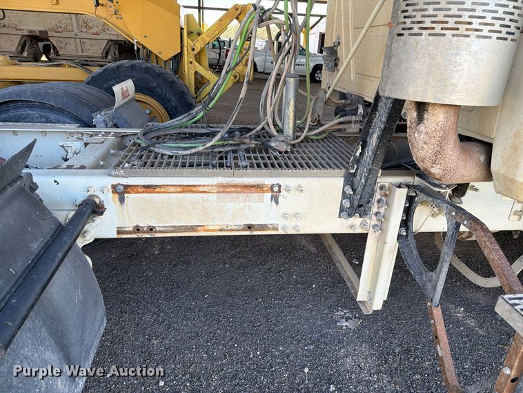 image for item FC0078 2005 Mack CHN613 semi truck