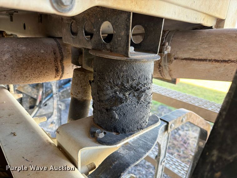 image for item FC0078 2005 Mack CHN613 semi truck
