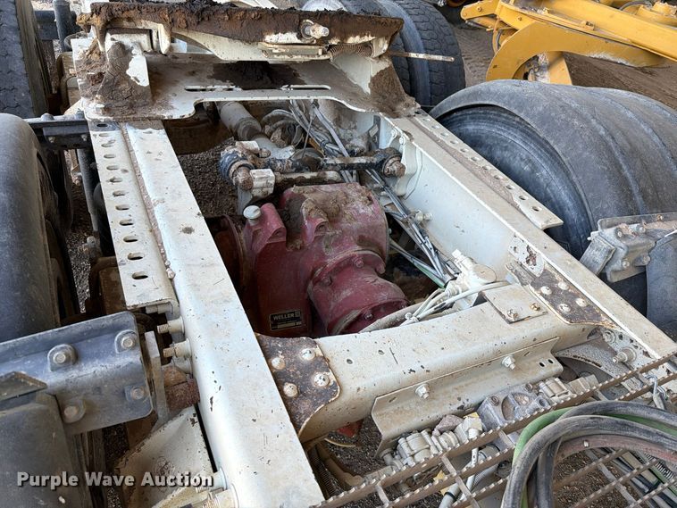 image for item FC0078 2005 Mack CHN613 semi truck