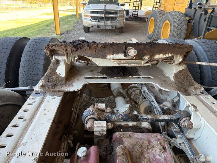 image for item FC0078 2005 Mack CHN613 semi truck