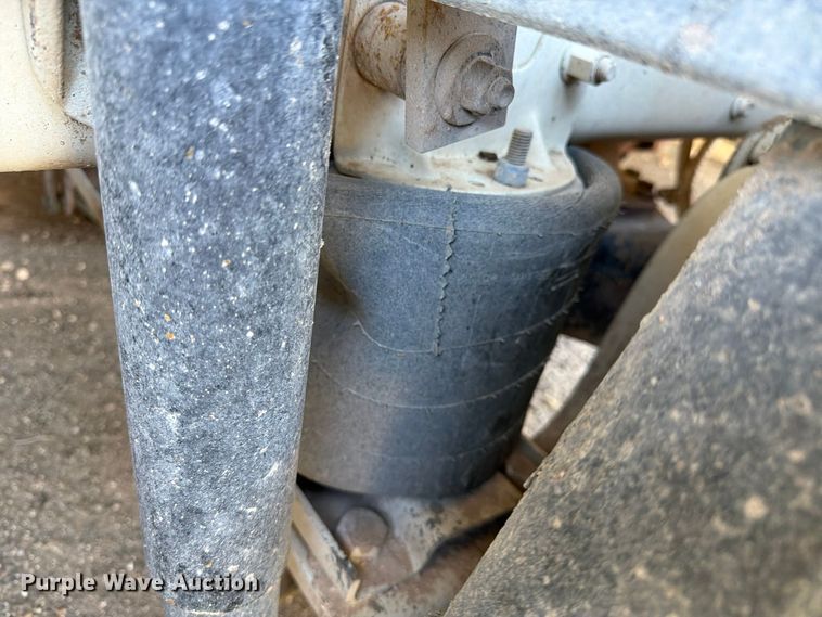 image for item FC0078 2005 Mack CHN613 semi truck