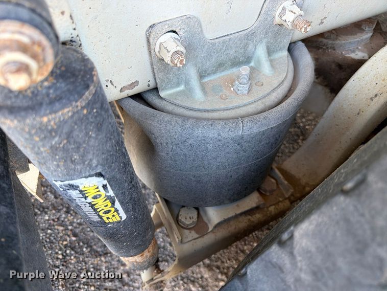 image for item FC0078 2005 Mack CHN613 semi truck