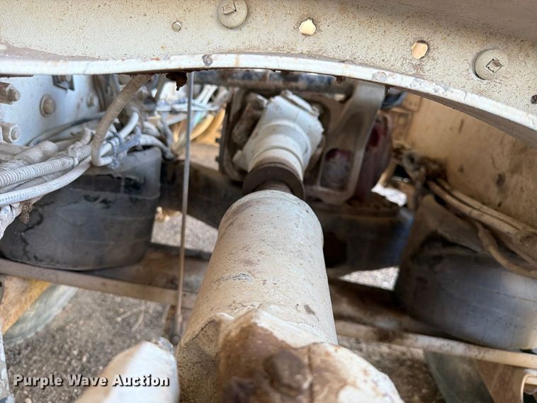 image for item FC0078 2005 Mack CHN613 semi truck