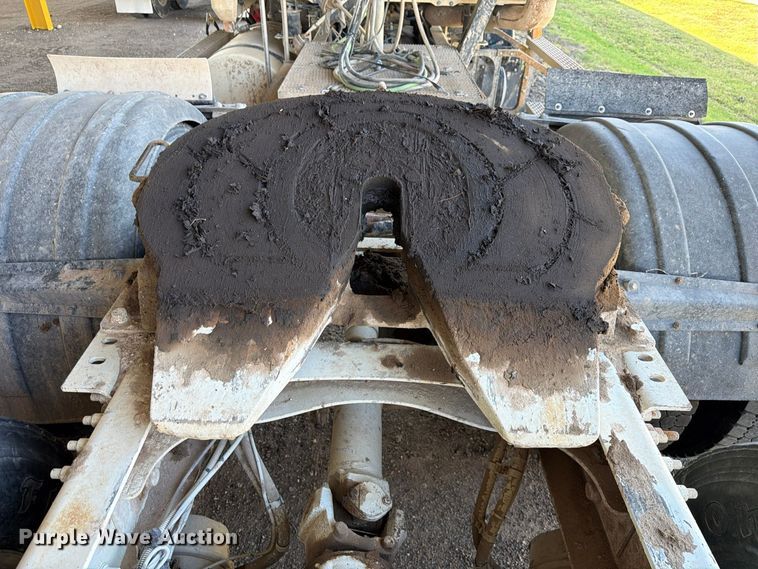 image for item FC0078 2005 Mack CHN613 semi truck
