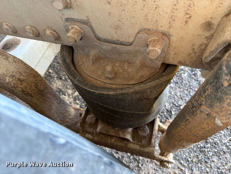 image for item FC0078 2005 Mack CHN613 semi truck
