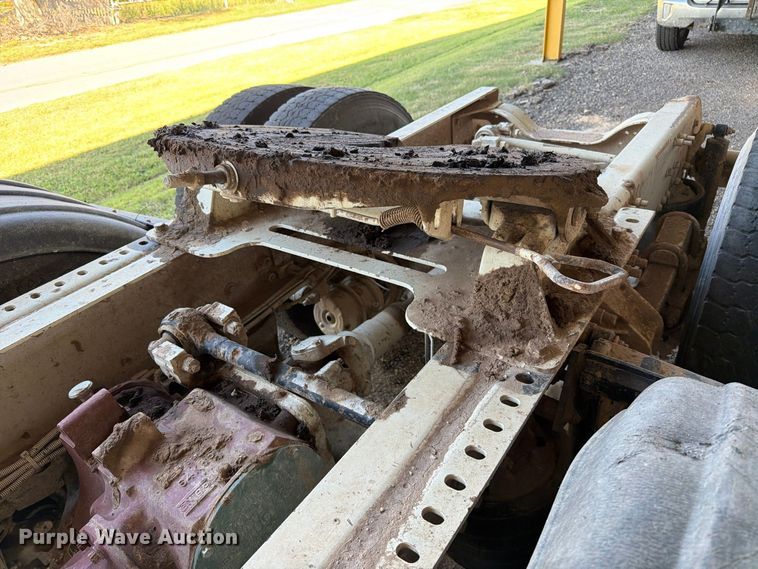 image for item FC0078 2005 Mack CHN613 semi truck