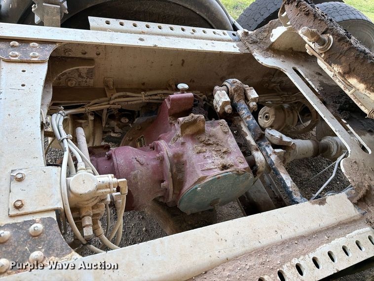 image for item FC0078 2005 Mack CHN613 semi truck