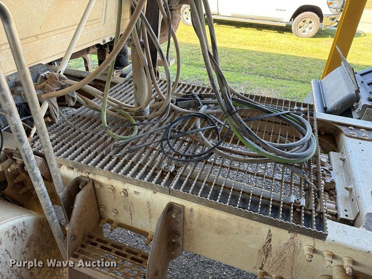 image for item FC0078 2005 Mack CHN613 semi truck