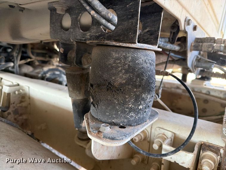 image for item FC0078 2005 Mack CHN613 semi truck