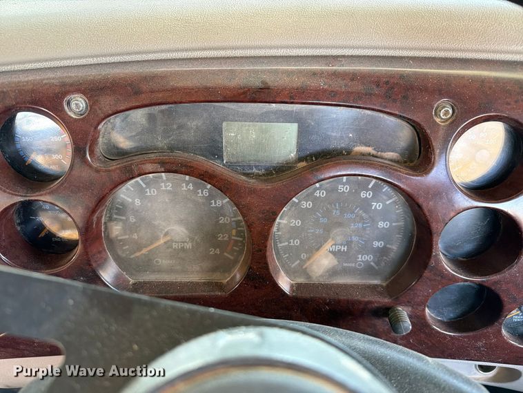 image for item FC0078 2005 Mack CHN613 semi truck