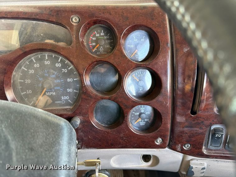 image for item FC0078 2005 Mack CHN613 semi truck