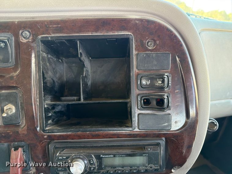 image for item FC0078 2005 Mack CHN613 semi truck